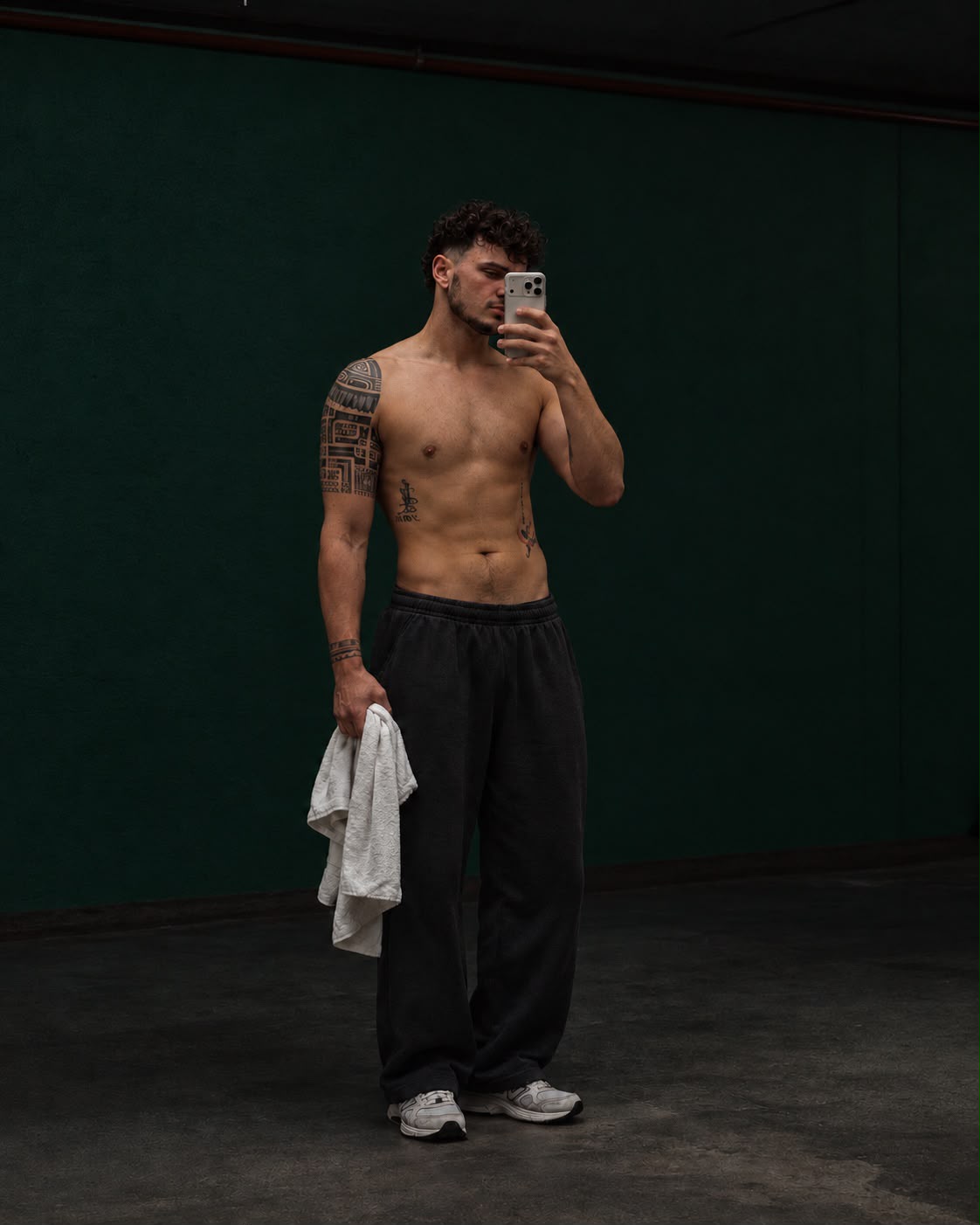 Lorenzo en tenue d’entraînement devant un fond sombre.