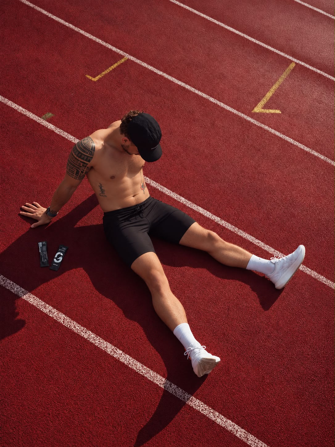 Lorenzo sur une piste d’athlétisme après l’effort.