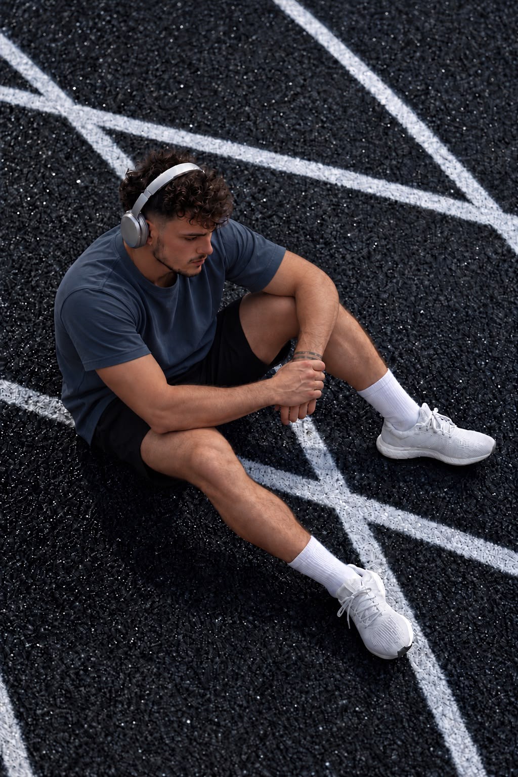 Lorenzo, coach sportif, sur un terrain après son entraînement.